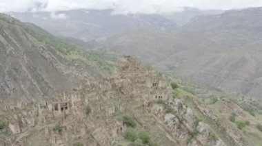 Gamsutl köyü, dağlarda terk edilmiş. Hayalet kasaba, eski bir yerleşim yerinin kalıntıları, Dağıstan dağlarındaki zapt edilemez dağ kalesi. Antik bir köyün havadan görünüşü. Dlog-M 10 bit