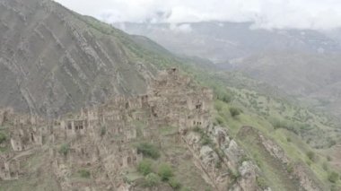 Gamsutl köyü, dağlarda terk edilmiş. Hayalet kasaba, eski bir yerleşim yerinin kalıntıları, Dağıstan dağlarındaki zapt edilemez dağ kalesi. Antik bir köyün havadan görünüşü. Dlog-M 10 bit