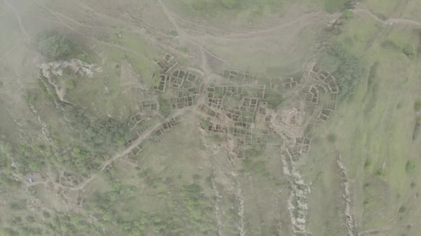 Verlassen in den Bergen, das Dorf Gamsutl. Geisterstadt, Ruinen einer alten Siedlung. Bergfestung in den dagestanischen Bergen. steigen in die Wolken über einem alten Dorf. Dlog-M 10 bit — Stockvideo