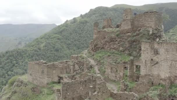 Abandoned in the mountains, the village of Gamsutl . Ghost town, ruins of an old settlement, Impregnable mountain fortress in the Dagestan mountains. Aerial view of an ancient village. Dlog-M 10 bit — Stock Video