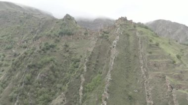 Gamsutl köyü, dağlarda terk edilmiş. Hayalet kasaba, eski bir yerleşim yerinin kalıntıları, Dağıstan dağlarındaki zapt edilemez dağ kalesi. Antik bir köyün havadan görünüşü. Dlog-M 10 bit