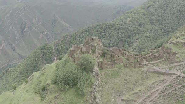 Покинуті в гори, село Гамсутль. Місто-привид, руїни старого поселення, неприступна гірська фортеця в Дагестанських горах. Повітряний вид на стародавнє село. Dlog-M 10 біт — стокове відео