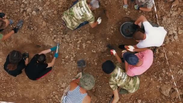 Escavações no local de um crime de guerra. Local de um tiroteio em massa de pessoas. Restos humanos ossos de esqueleto, crânios. Restos humanos de vítimas dos nazis. 28.08.2021, região de Rostov, Rússia — Vídeo de Stock