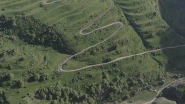 Güzel dağ yeşil tarlaları. Eşsiz doğal manzara Dağıstan 'ın havadan görünüşü. Kırsal doğa manzarası Kafkasya Dağıstan. En popüler doğal dönüm noktası. Dlog-M 10 bit