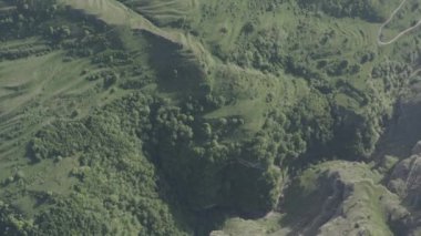 Güzel dağ yeşil tarlaları. Eşsiz doğal manzara Dağıstan 'ın havadan görünüşü. Kırsal doğa manzarası Kafkasya Dağıstan. En popüler doğal dönüm noktası. Dlog-M 10 bit