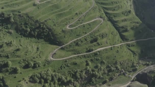 Hermosas terrazas de campos verdes de montaña. Vista aérea del paisaje natural único de Daguestán. Campo naturaleza rural paisaje Cáucaso Daguestán. Monumento natural más popular. Dlog-M 10 bit — Vídeo de stock