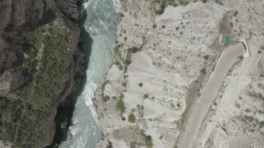 Sulak kanyonundaki Sulak nehri, Dağıstan 'ın eşsiz doğal manzarasının havadan görünüşü. Popüler dönüm noktası - Avrupa 'nın en derin kanyonu Turkuaz nehri Sulak vadisinde. 4K Dlog-M 10 bit