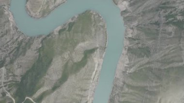 Sulak kanyonundaki Sulak nehri, Dağıstan 'ın eşsiz doğal manzarasının havadan görünüşü. Popüler dönüm noktası - Avrupa 'nın en derin kanyonu Turkuaz nehri Sulak vadisinde. 4K Dlog-M 10 bit