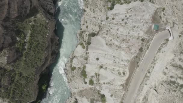 Sulak ποταμού στο φαράγγι Sulak, Αεροφωτογραφία του μοναδικού φυσικού τοπίου Dagestan. Δημοφιλή ορόσημο - βαθύτερο φαράγγι στην Ευρώπη στην κοιλάδα του ποταμού Τυρκουάζ Sulak. 4K Dlog-M 10 bit — Αρχείο Βίντεο
