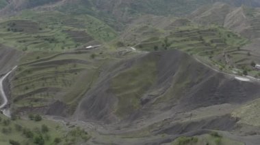 Güzel dağ yeşil tarlaları. Eşsiz doğal manzara Dağıstan 'ın havadan görünüşü. Kırsal doğa manzarası Kafkasya Dağıstan. En popüler doğal dönüm noktası. Dlog-M 10 bit