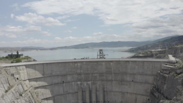 Waterreservoir en een dam in Dagestan Luchtfoto van de betonnen dam Chirkei beroemde hydro-elektrische centrale op Sulak rivier canyon. Industrieel landschap, stuwdam in canyon. Dlog-M — Stockvideo