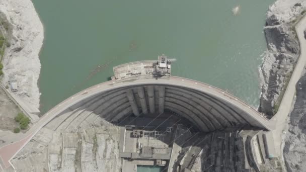 Waterreservoir en een dam in Dagestan Luchtfoto van de betonnen dam Chirkei beroemde hydro-elektrische centrale op Sulak rivier canyon. Industrieel landschap, stuwdam in canyon. Dlog-M — Stockvideo
