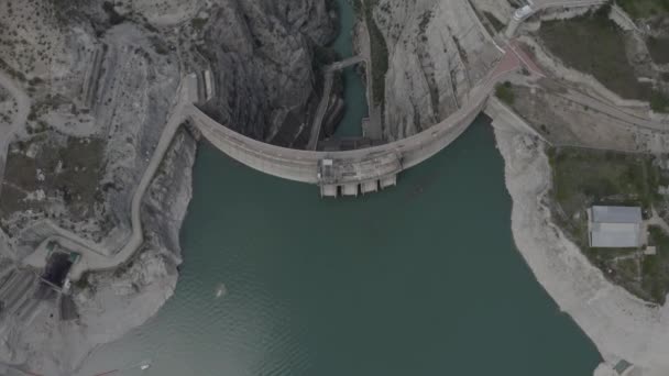 ダゲスタンの貯水池とダムコンクリートダムの空中ビュースラク川渓谷のチュルケイ有名な水力発電所。工業景観、渓谷の貯水池コンクリートダム。Dlog-M — ストック動画