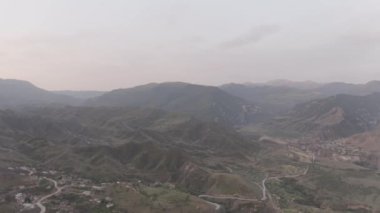 Dağıstan 'daki Gunib köyü. Dağlık Dağıstan aul Gunib 'in ve yakınlardaki dağların hava manzarası, ünlü bir dönüm noktası. Eski bir yerleşim yeri. Rusya 'ya seyahat. Dlog-M 10 bit