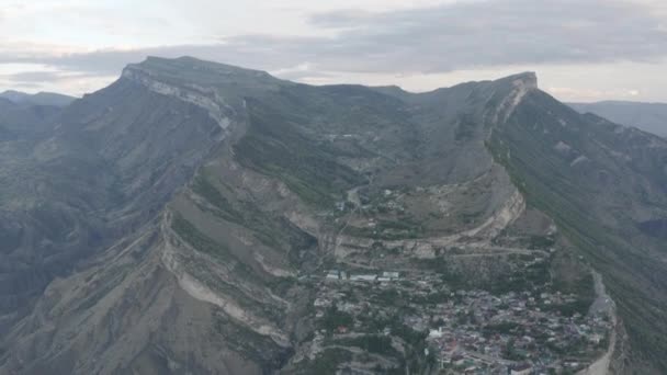 Wioska Gunib w Dagestan. Widok z lotu ptaka górski krajobraz Dagestan aul Gunib i pobliskich gór, słynny zabytek. Starożytna osada. Podróż po Rosji. Dlog-M 10 bitowy — Wideo stockowe