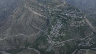 Dağıstan 'daki Gunib köyü. Dağlık Dağıstan aul Gunib 'in ve yakınlardaki dağların hava manzarası, ünlü bir dönüm noktası. Eski bir yerleşim yeri. Rusya 'ya seyahat. Dlog-M 10 bit