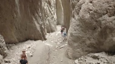 İnsansız hava aracı dağlardaki dar kanyonda uçuyor. Suyun oluşturduğu dar karanlık vadi. Topraktaki yarık, yüksek antik uçurum duvarları. Dokunulmamış doğanın muhteşem güzelliği. Speleoloji seyahati. Dlog-M 10 bit
