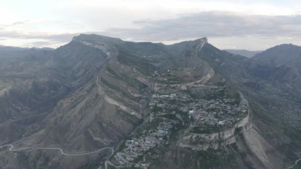 Dagestan的Gunib村从空中俯瞰高山风景,达吉斯坦 · 高尼布和附近的群山,是著名的地标.古老的定居点。在俄罗斯旅行。Dlog-M 10位 — 图库视频影像