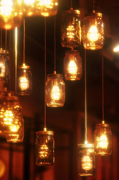 Glühbirnen in Glasgefäßen. Gemütliche, warme Atmosphäre. Leichtes kreatives Dekor — Stockfoto
