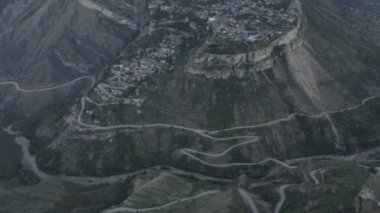 Dağıstan 'daki Gunib köyü. Dağlık Dağıstan aul Gunib 'in ve yakınlardaki dağların hava manzarası, ünlü bir dönüm noktası. Eski bir yerleşim yeri. Rusya 'ya seyahat. Dlog-M 10 bit