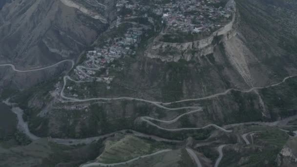 Pueblo Gunib en Daguestán. Vista aérea del paisaje montañoso Daguestán aul Gunib y las montañas cercanas, famoso hito. Antigua colonia. Viajar a Rusia. Dlog-M 10 bit — Vídeo de stock