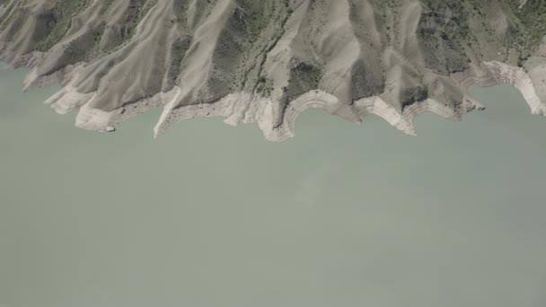 Uitzicht vanuit de lucht in een prachtig meer in de bergen. Prachtig berglandschap en reflectie in rustig water, ongelooflijke kustlijn en bergachtig terrein. Irganai reservoir, Dagestan. Dlog-M 10 bit — Stockvideo