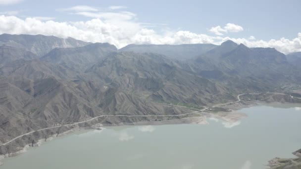 산 속의 아름다운 호수에서 공중에서 본 모습. 아름다운 산 풍경 과 잔잔 한 물에 반사된 모습, 믿어 지지 않는 해안선 과산 악지 형. Dagestan, Irganai 저 수지. Dlog-M 10 비트 — 비디오
