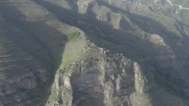 Dağlarda terk edilmiş Amuzgi köyü. Uçurumun kenarında bir yerleşim yeri, demircilik ürünleri üretimi için bir merkez, özellikle de soğuk silahlar için. Dlog-M 10 bit