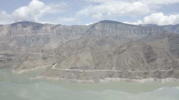 Αεροφωτογραφία στην όμορφη λίμνη στα βουνά. Όμορφο ορεινό τοπίο και αντανάκλαση σε ήρεμα νερά, απίστευτη ακτογραμμή και ορεινό έδαφος. Δεξαμενή Ιργανάι, Νταγκεστάν. Dlog-M 10 bit — Αρχείο Βίντεο
