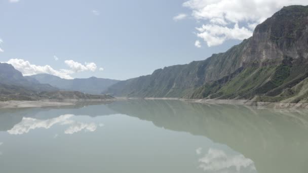 Πετάω πάνω από νερό. θέα στην όμορφη λίμνη στα βουνά. Όμορφο ορεινό τοπίο και αντανάκλαση σε ήρεμα νερά, απίστευτη ακτογραμμή. Δεξαμενή Ιργανάι, Νταγκεστάν. Dlog-M 10 bit — Αρχείο Βίντεο
