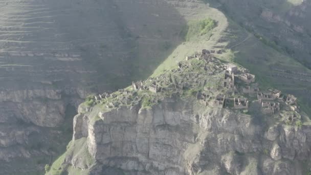 Pueblo abandonado de Amuzgi en las montañas. Un asentamiento al borde de un acantilado, un centro para la producción de productos de herrería, especialmente armas frías. Dlog-M 10 bit — Vídeo de stock