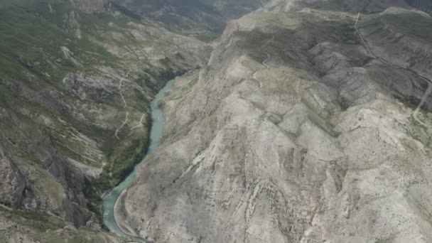 Luftaufnahme der Tsolotlinsky-Schlucht und des Tobot-Flusses. Beliebtestes Naturdenkmal. Dagestan, Nordkaukasus, Russland Dlog-M 10 bit — Stockvideo