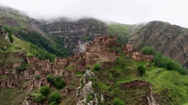Gamsutl köyü, dağlarda terk edilmiş. Hayalet kasaba, eski bir yerleşim yerinin kalıntıları, Dağıstan dağlarındaki zapt edilemez dağ kalesi. Antik bir köyün havadan görünüşü. 10 bit Video