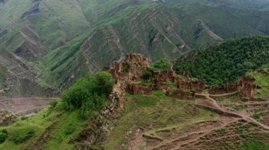 Gamsutl köyü, dağlarda terk edilmiş. Hayalet kasaba, eski bir yerleşim yerinin kalıntıları, Dağıstan dağlarındaki zapt edilemez dağ kalesi. Antik bir köyün havadan görünüşü. 10 bit Video