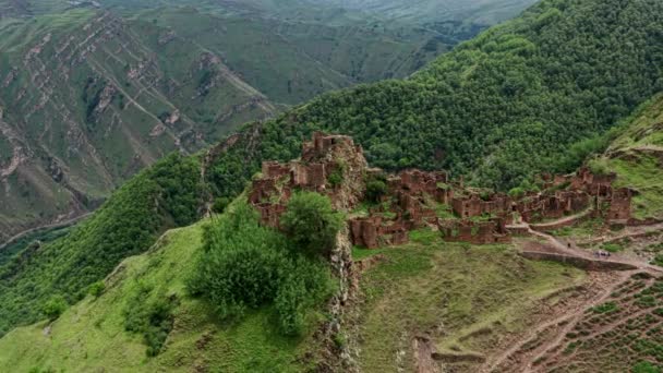 산에 버려진 채 Gamsutl 마을에 정착 했습니다. 유령 마을, 오래 된 정착지의 폐허 다게스탄 산맥에 있는 난공불락의 산 요새. 고대 마을 이 공중에 떠 있는 모습. 10 비트 비디오 — 비디오