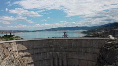 Su deposu ve Dağıstan Havalimanı 'nda Sulak nehri kanyonundaki ünlü Chirkei hidroelektrik santrali manzaralı bir baraj. Endüstriyel manzara, vadideki beton baraj. 10 bit.