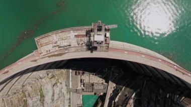 Su deposu ve Dağıstan Havalimanı 'nda Sulak nehri kanyonundaki ünlü Chirkei hidroelektrik santrali manzaralı bir baraj. Endüstriyel manzara, vadideki beton baraj. 10 bit.