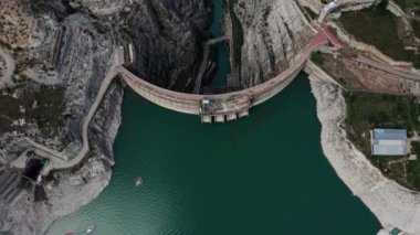 Su deposu ve Dağıstan Havalimanı 'nda Sulak nehri kanyonundaki ünlü Chirkei hidroelektrik santrali manzaralı bir baraj. Endüstriyel manzara, vadideki beton baraj. 10 bit.