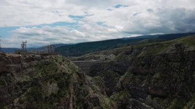 Su deposu ve Dağıstan Havalimanı 'nda Sulak nehri kanyonundaki ünlü Chirkei hidroelektrik santrali manzaralı bir baraj. Endüstriyel manzara, vadideki beton baraj. 10 bit.