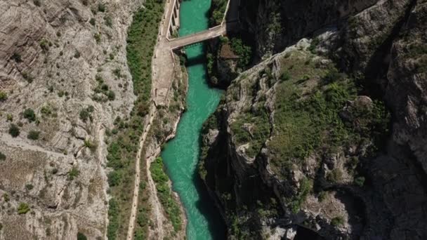 Embalse de agua y una presa en Daguestán Vista aérea de la presa de hormigón Chirkei famosa central hidroeléctrica en el cañón del río Sulak. Paisaje industrial, presa de hormigón embalse en cañón. 10 bits — Vídeos de Stock
