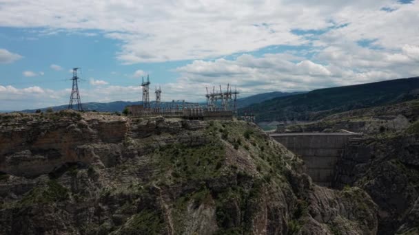 Vodní nádrž a přehrada v Dagestánu Letecký pohled na betonovou přehradu Chirkei slavnou vodní elektrárnu v kaňonu řeky Sulak. Průmyslová krajina, přehrada z betonu přehrady v kaňonu. 10 bitů — Stock video