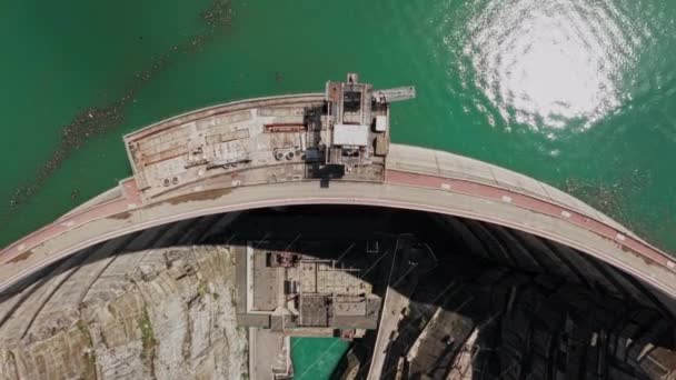 Δεξαμενή νερού και ένα φράγμα στο Νταγκεστάν Αεροφωτογραφία του φράγματος από σκυρόδεμα Ο διάσημος υδροηλεκτρικός σταθμός Chirkei στο φαράγγι του ποταμού Σουλάκ. Βιομηχανικό τοπίο, φράγμα από μπετόν στο φαράγγι. 10 bit — Αρχείο Βίντεο