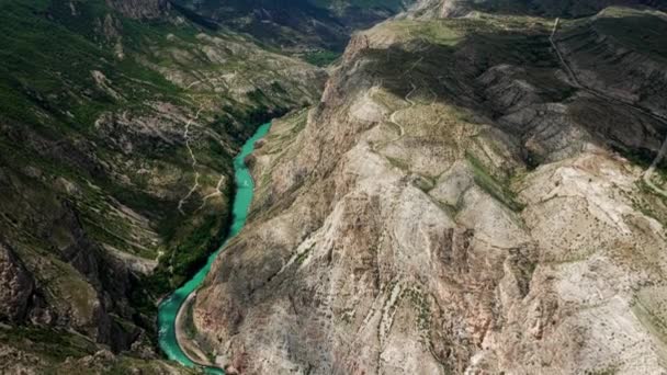 Αεροφωτογραφία του φαραγγιού Tsolotlinsky και του ποταμού Tobot. Το πιο δημοφιλές φυσικό ορόσημο. Dagestan, Βόρειος Καύκασος, Ρωσία 10 bit βίντεο — Αρχείο Βίντεο