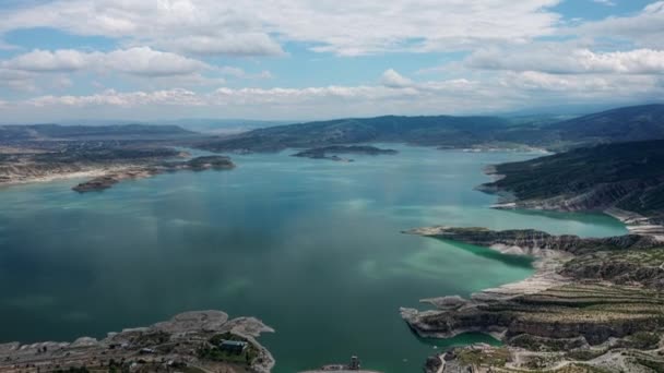 Waterreservoir en een dam in Dagestan Luchtfoto van de betonnen dam Chirkei beroemde hydro-elektrische centrale op Sulak rivier canyon. Industrieel landschap, stuwdam in canyon. 10 bit — Stockvideo