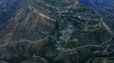 Dağıstan 'daki Gunib köyü. Dağlık Dağıstan aul Gunib 'in ve yakınlardaki dağların hava manzarası, ünlü bir dönüm noktası. Eski bir yerleşim yeri. Rusya 'ya seyahat. 10 bit Video