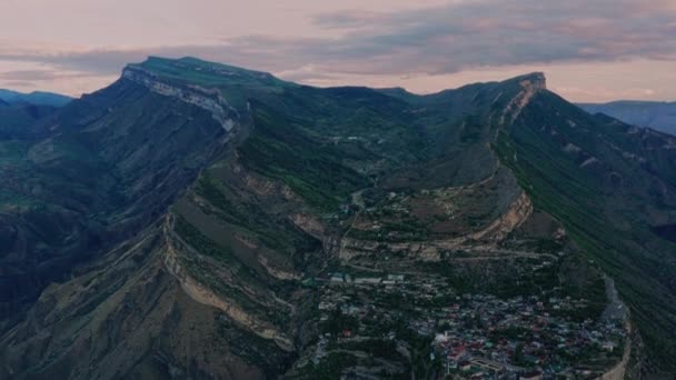 Gunib dorp in Dagestan. Luchtfoto van berglandschap Dagestan aul Gunib en nabijgelegen bergen, beroemde bezienswaardigheid. Oude nederzetting. Reizen in Rusland. 10 bit Video — Stockvideo