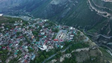 Dağıstan 'daki Gunib köyü. Dağlık Dağıstan aul Gunib 'in ve yakınlardaki dağların hava manzarası, ünlü bir dönüm noktası. Eski bir yerleşim yeri. Rusya 'ya seyahat. 10 bit Video