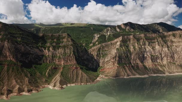 Αεροφωτογραφία στην όμορφη λίμνη στα βουνά. Όμορφο ορεινό τοπίο και αντανάκλαση σε ήρεμα νερά, απίστευτη ακτογραμμή και ορεινό έδαφος. Δεξαμενή Ιργανάι, Νταγκεστάν. Βίντεο 10 bit — Αρχείο Βίντεο