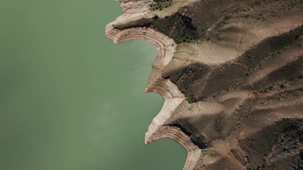 Widok z lotu ptaka w pięknym jeziorze w górach. Piękny górski krajobraz i odbicie w spokojnej wodzie, niesamowitym wybrzeżu i górzystym terenie. Zbiornik wodny Irganai, Dagestan. 10-bitowy film — Wideo stockowe