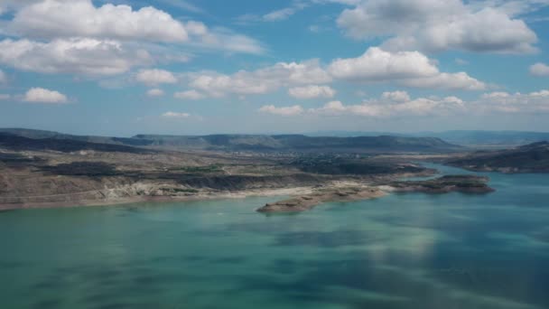 Waterreservoir en een dam in Dagestan Luchtfoto van de betonnen dam Chirkei beroemde hydro-elektrische centrale op Sulak rivier canyon. Industrieel landschap, stuwdam in canyon. 10 bit — Stockvideo